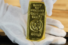 Spotová cena zlata aj futures s dodaním v auguste v pondelok prekonali 2 430 USD za uncu. FOTO TASR/AP