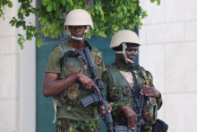 Kenskí policajti nasadení ako súčasť mierovej misie podporovanej OSN strážia pred budovou veľvyslanectva USA v Port-au-Prince. FOTO: Reuters