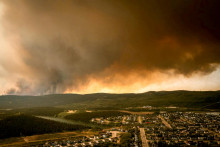 S klimatickou zmenou súvisia aj časté požiare. Záber je z kanadskej provincie Newfoundland a Labrador. FOTO: Reuters