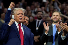 Republikánsky kandidát na prezidenta USA Donald Trump dvíha päsť počas prvého dňa republikánskeho národného zjazdu v Milwaukee 15. júla 2024. FOTO: REUTERS/Elizabeth Frantz