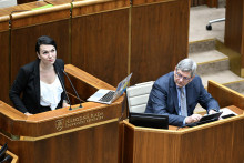 Beáta Jurík (PS) a vpravo minister spravodlivosti Boris Susko (Smer-SD). FOTO: TASR/Pavel Neubauer