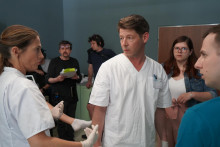Hlavnou postavou nového seriálu je pôrodná asistentka Eva (Jana Kolesárová) a jej hereckým partnerom bude Ondrej Daniš v postave doktora Jakuba.