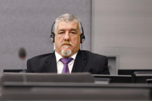Bývalý veliteľ Kosovskej oslobodzovacej armády (UČK) Pjetër Shala počúva počas súdneho pojednávania na Špecializovanom kosovskom súde so sídlom v holandskom Haagu. FOTO: TASR/AP