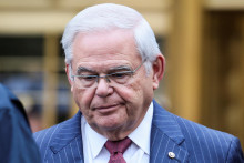 U.S. Senator Robert Menendez (D-NJ) exits Federal Court following his bribery trial in connection with an alleged corrupt relationship with three New Jersey businessmen, in New York City, U.S., July 16, 2024. REUTERS/Brendan McDermid FOTO: Brendan Mcdermid