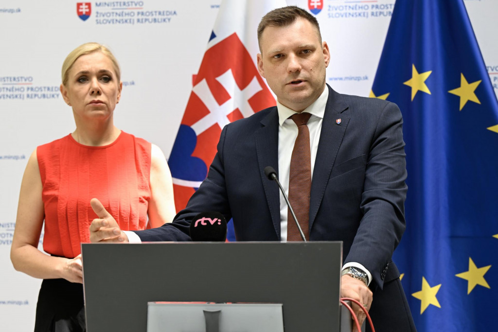 Na snímke sprava podpredseda vlády a minister životného prostredia SR Tomáš Taraba (nominant SNS) a podpredsedníčka vlády a ministerka hospodárstva Denisa Saková (Hlas-SD).

FOTO: TASR/P. Neubauer