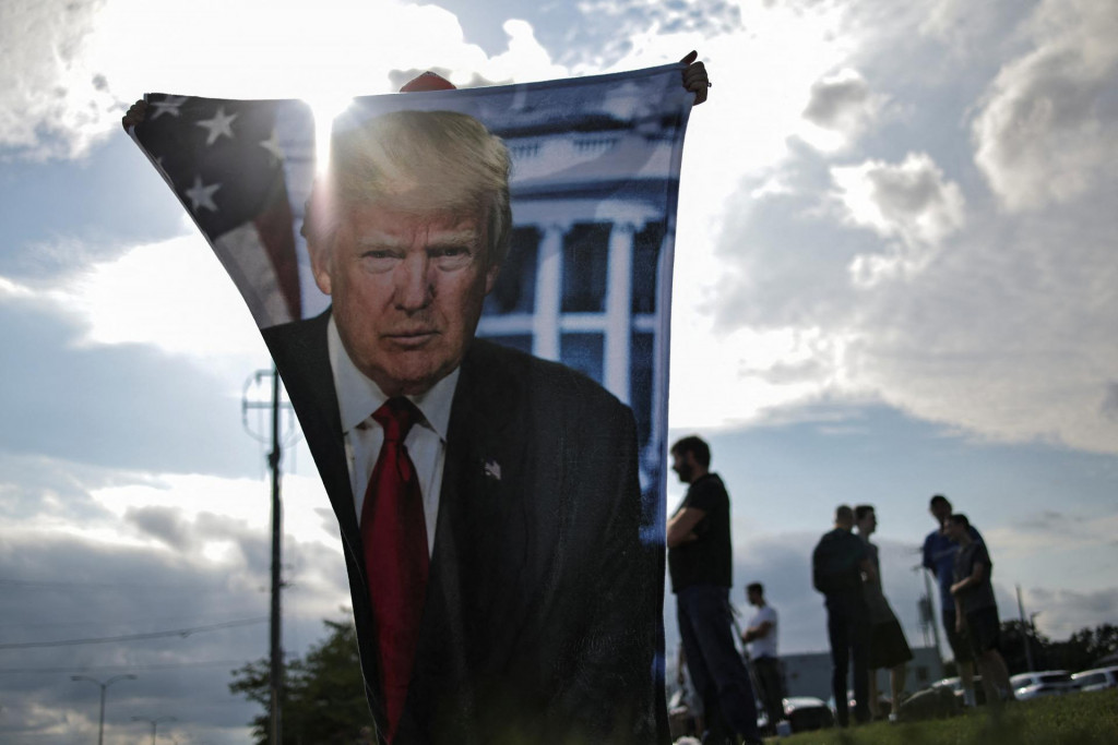 Fanúšikovia Donalda Trumpa očakávajú exprezidentov príchod do Milwaukee. FOTO: Reuters