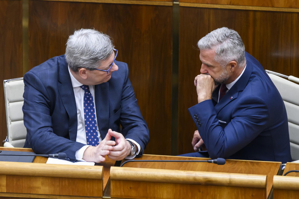 Medzi najhlasnejších obhajcov takmer dokonalej novely Trestného zákona patrí minister spravodlivosti Boris Susko (Smer-SD) a podpredseda NR SR Tibor Gašpar (Smer-SD). FOTO: TASR/J. Novák