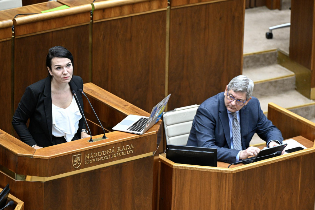 Beáta Jurík (PS) a vpravo minister spravodlivosti Boris Susko (Smer-SD). FOTO: TASR/Pavel Neubauer