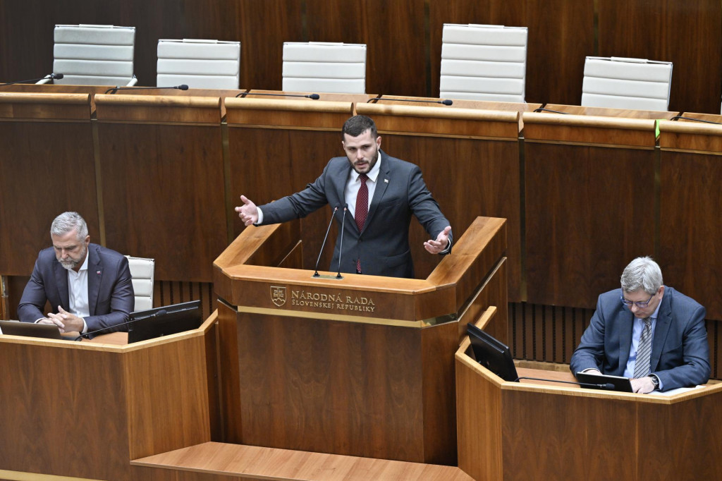 Poslanec Smeru Richard Gl&uuml;ck v strede. FOTO: TASR/Pavel Neubauer