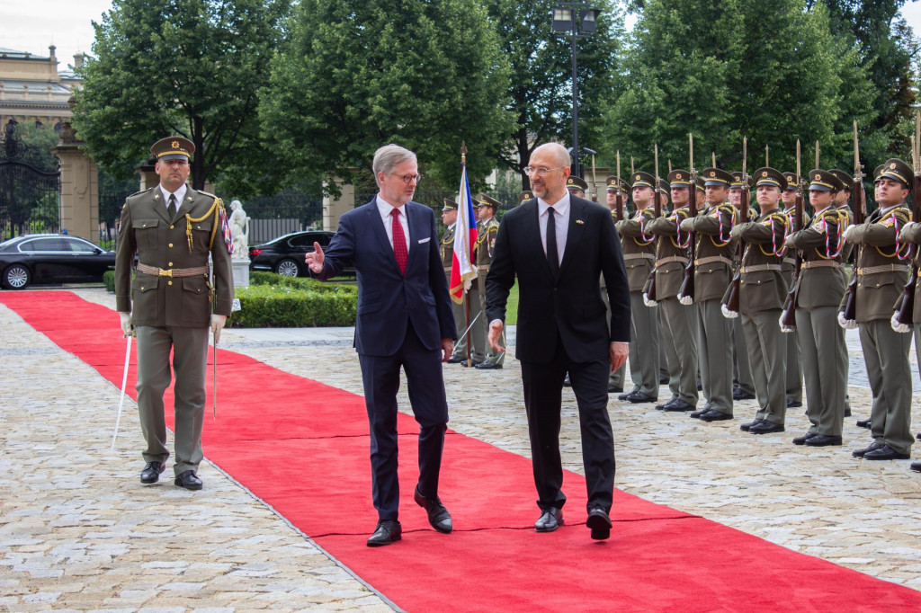 Zľava český premiér Petr Fiala a ukrajinský premiér Denys Šmyhaľ počas slávnostného uvítania ukrajinskej vlády v Prahe. FOTO: TASR/Barbora Vizváryová