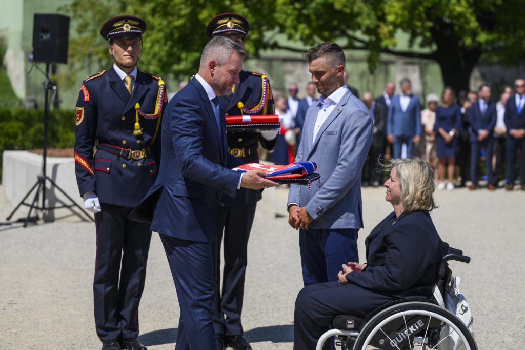 Jakub Grigar (v strede) počas skladania sľubu slovenskej olympijskej a paralympijskej výpravy pred hrami v Paríži. FOTO: TASR/J. Novák