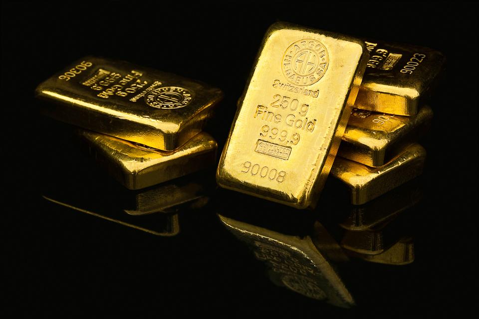 Cena zlata je na rekorde, ráno sa dostala nad 2482 dolárov za trójskú uncu