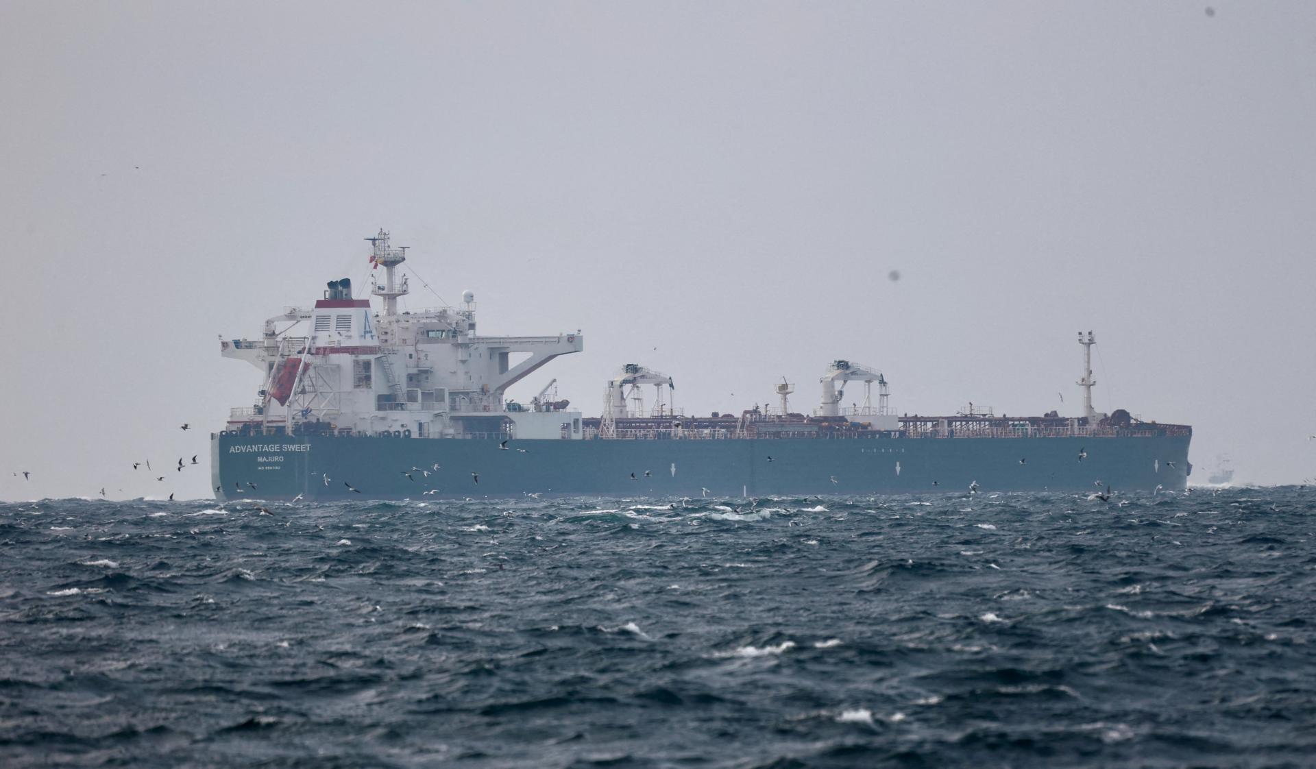 Indická vojenská loď zachránila z prevráteného ropného tankera deväť ľudí, nejmenej jeden námorník zahynul