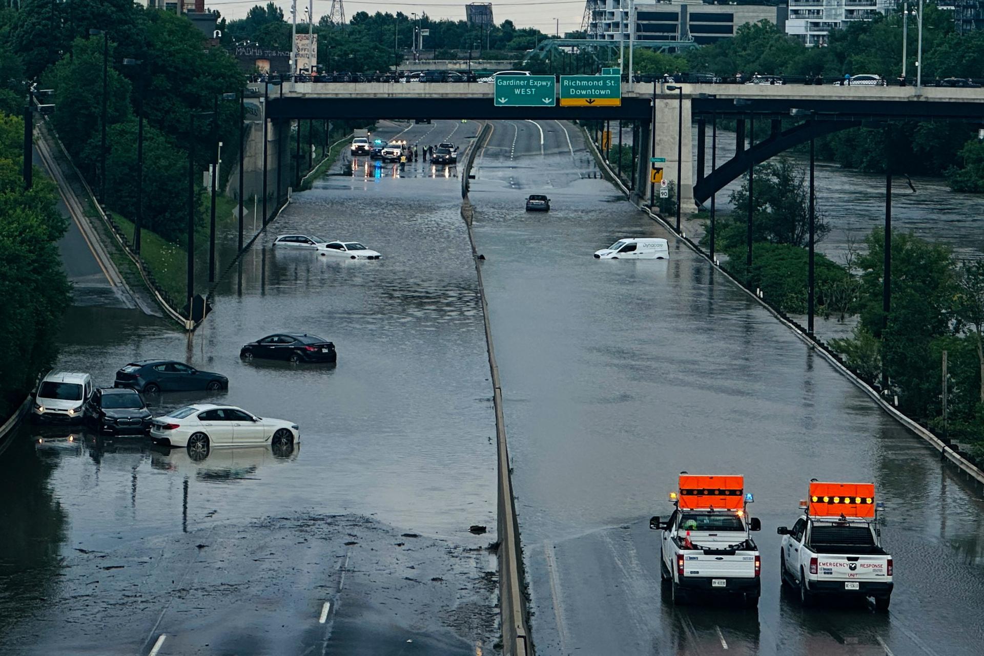 Prívalové dažde v Toronte zaplavili ulice a spôsobil výpadky elektriny. Pod vodou sa ocitli aj diaľnice