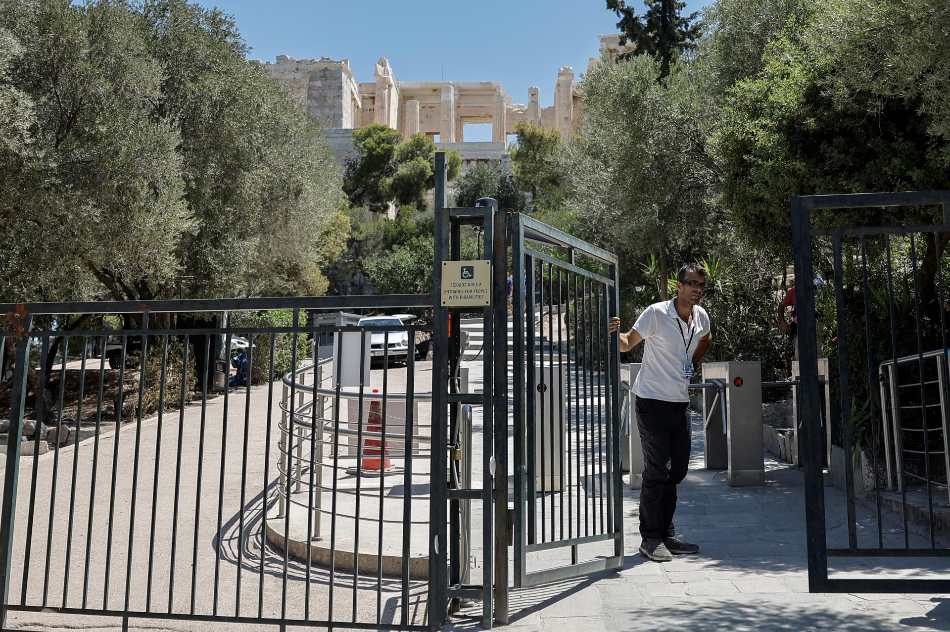 V Aténach kvôli horúčavám opäť zatvorili Akropolu, vysoké teploty sužujú aj Istanbul či Rím