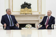 Ruský prezident Vladimir Putin (vpravo) a maďarský premiér Viktor Orbán počas stretnutia v Moskve. FOTO: TASR/AP