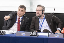 Slovenskí europoslanci, zľava Branislav Ondruš (Hlas-SD) a Ľuboš Blaha (Smer-SD) počas ustanovujúcej plenárnej schôdze Európskeho parlamentu. FOTO: TASR/Martin Baumann