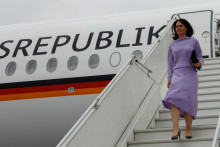 Šéfka nemeckej diplomacie Annalena Baerbocková prichádza na návštevu Pobrežia Slonoviny. FOTO: REUTERS