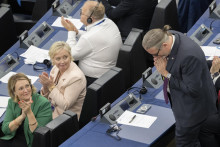 Slovenský europoslanec Martin Hojsík z frakcie Obnovme Európu stojí počas potlesku po zvolení za jedného zo 14 podpredsedov na ustanovujúcej plenárnej schôdzi Európskeho parlamentu v Štrasburgu. FOTO: TASR/Martin Baumann