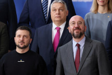 Predseda Európskej rady Charles Michel Charles Michel, ukrajinský prezident Volodymyr Zelenskyj a maďarský premiér Viktor Orbán. FOTO: REUTERS