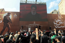 Vodca libanonského Hizballáhu Hasan Nasralláh na obrazovke počas toho, ako sa prihovára svojim priaznivcom počas náboženského sprievodu na oslavy sviatku ašúra na južnom predmestí Bejrútu v Libanone. FOTO: REUTERS