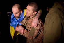 Ukrajinskí vojnoví zajatci reagujú po výmene počas ruského útoku na Ukrajinu na neznámom mieste. FOTO: REUTERS