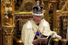 Britský kráľ Karol III. počas prejavu na oficiálneho začiatku zasadania novozvolenej Dolnej snemovne britského parlamentu, v ktorom predstavil program novej labouristickej vlády v Londýne v stredu. FOTO: TASR/AP