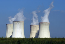 Štyri chladiace veže jadrovej elektrárne Dukovany sa týčia vysoko nad prírodným prostredím Dukovan. FOTO: TASR/AP