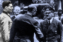 Claus von Stauffenberg (vľavo) päť dní pred atentátom v spoločnosti Adolfa Hitlera vo Vlčom brlohu.
