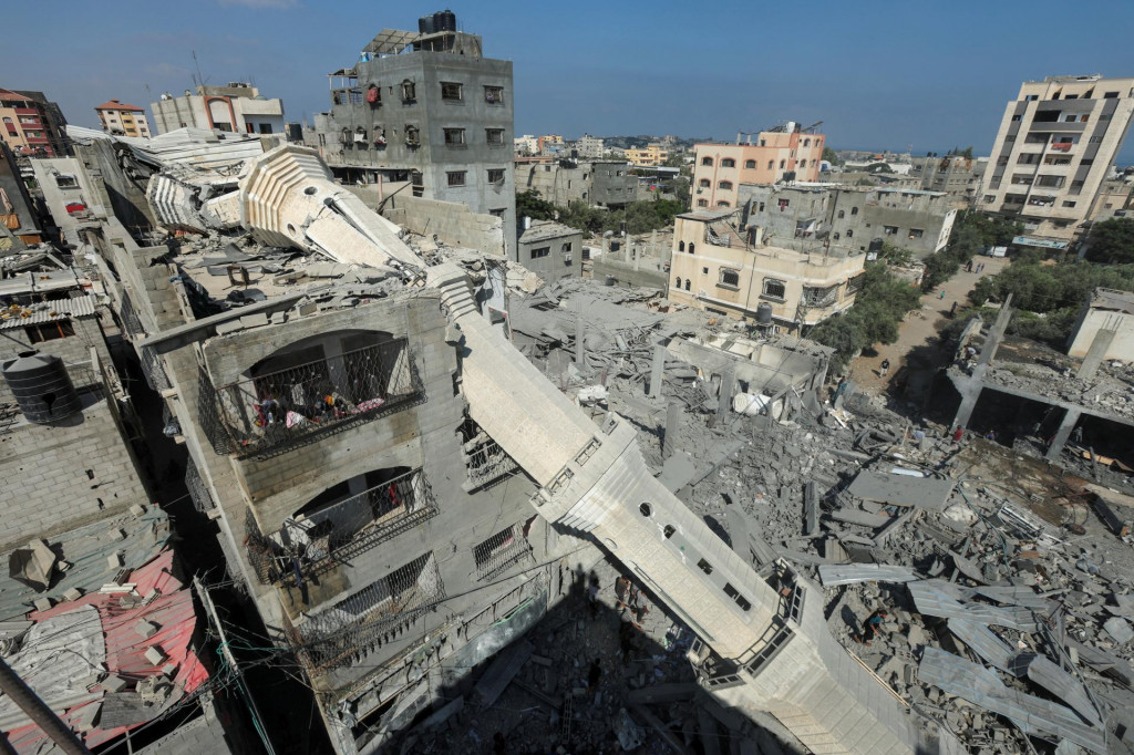 Zrútený minaret mešity Abdullaha Azzama sa opiera o dom po tom, ako mešitu zasiahol izraelský úder. FOTO: REUTERS