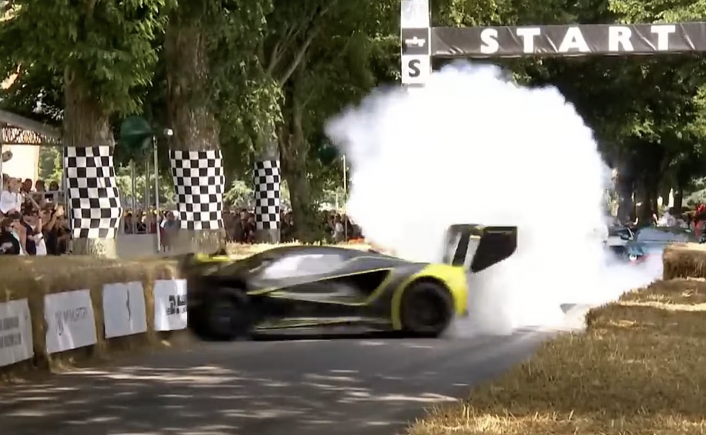 Lotus Evija X sa &bdquo;zapichol&ldquo; do bari&eacute;r len p&aacute;r sek&uacute;nd po samotnom &scaron;tarte.