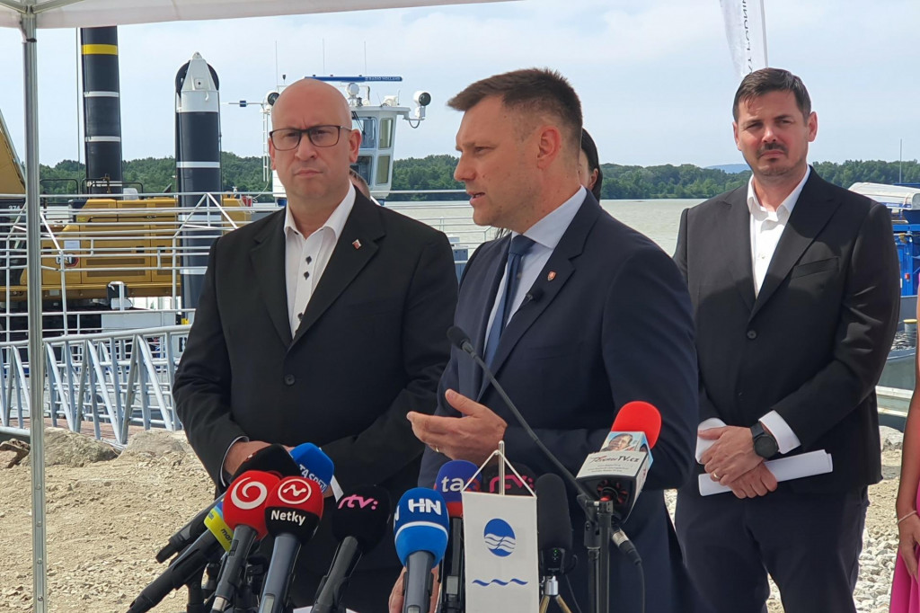 Minister životn&eacute;ho prostredia Tom&aacute;&scaron; Taraba (nominant SNS) a minister dopravy Jozef R&aacute;ž mlad&scaron;&iacute; (nominant Smeru) počas tlačovej konferencie v bratislavskom Čunove. FOTO: HN/Martin Marti&scaron;