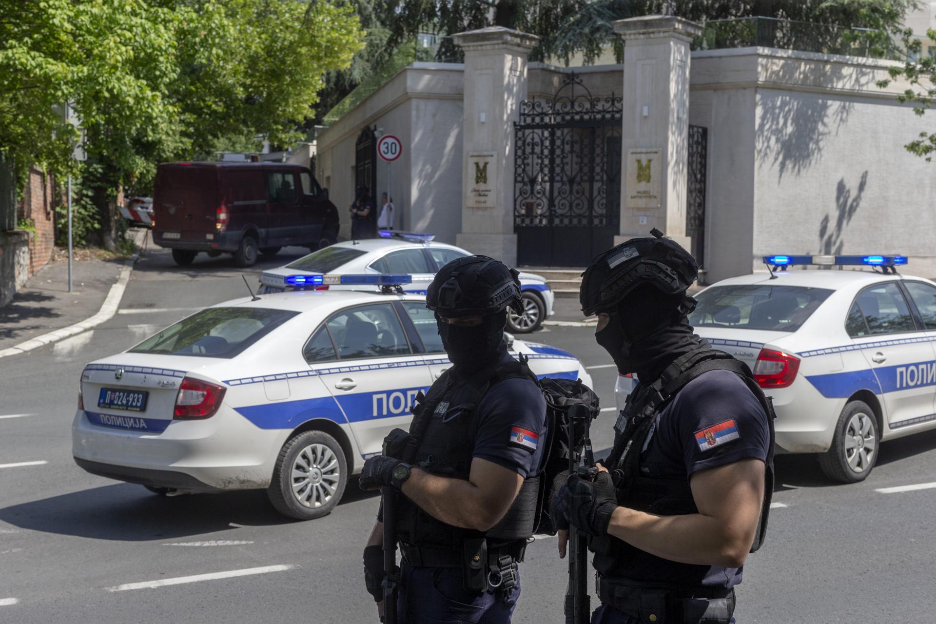 Počas prehliadky vozidla v Srbsku zastrelili policajta, mohlo ísť o teroristický útok v spojitosti s Kosovom