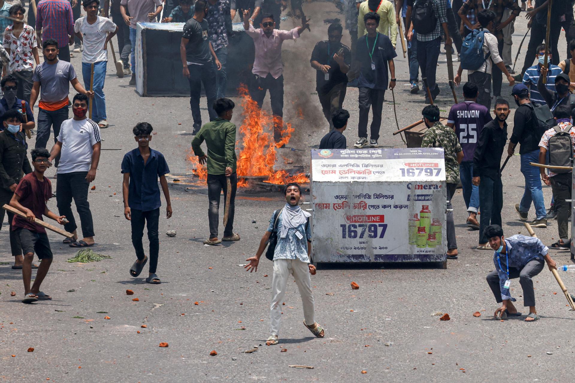 Študentské protesty v Bangladéši majú 22 mŕtvych, horí budova televízie