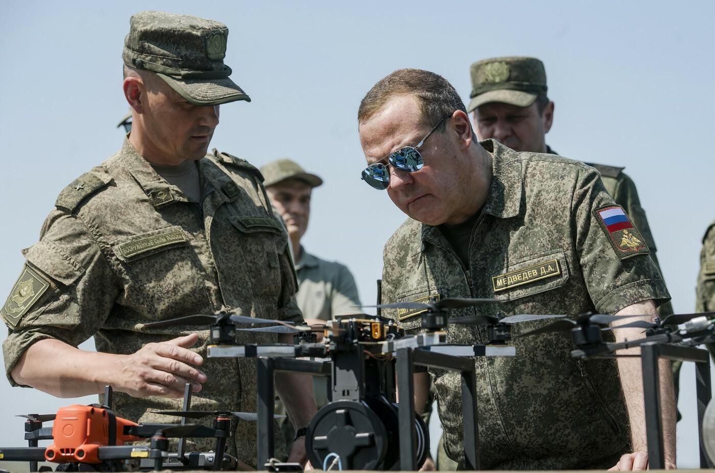 Vojna potrvá desať rokov, potom Ukrajina prestane existovať, vyhlásil Medvedev