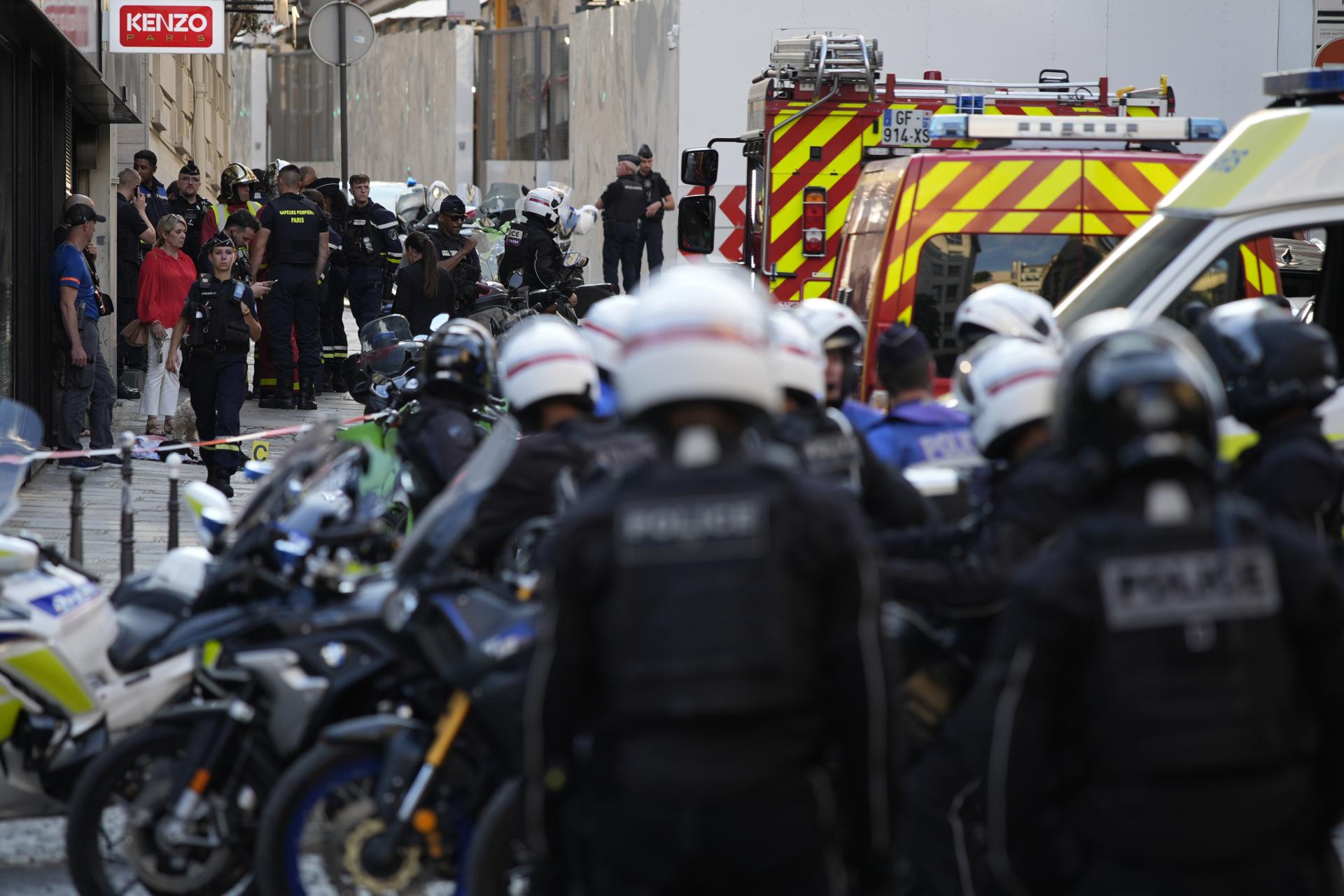 Útočník s nožom v centre Paríža zranil policajta, oblasť je uzatvorená