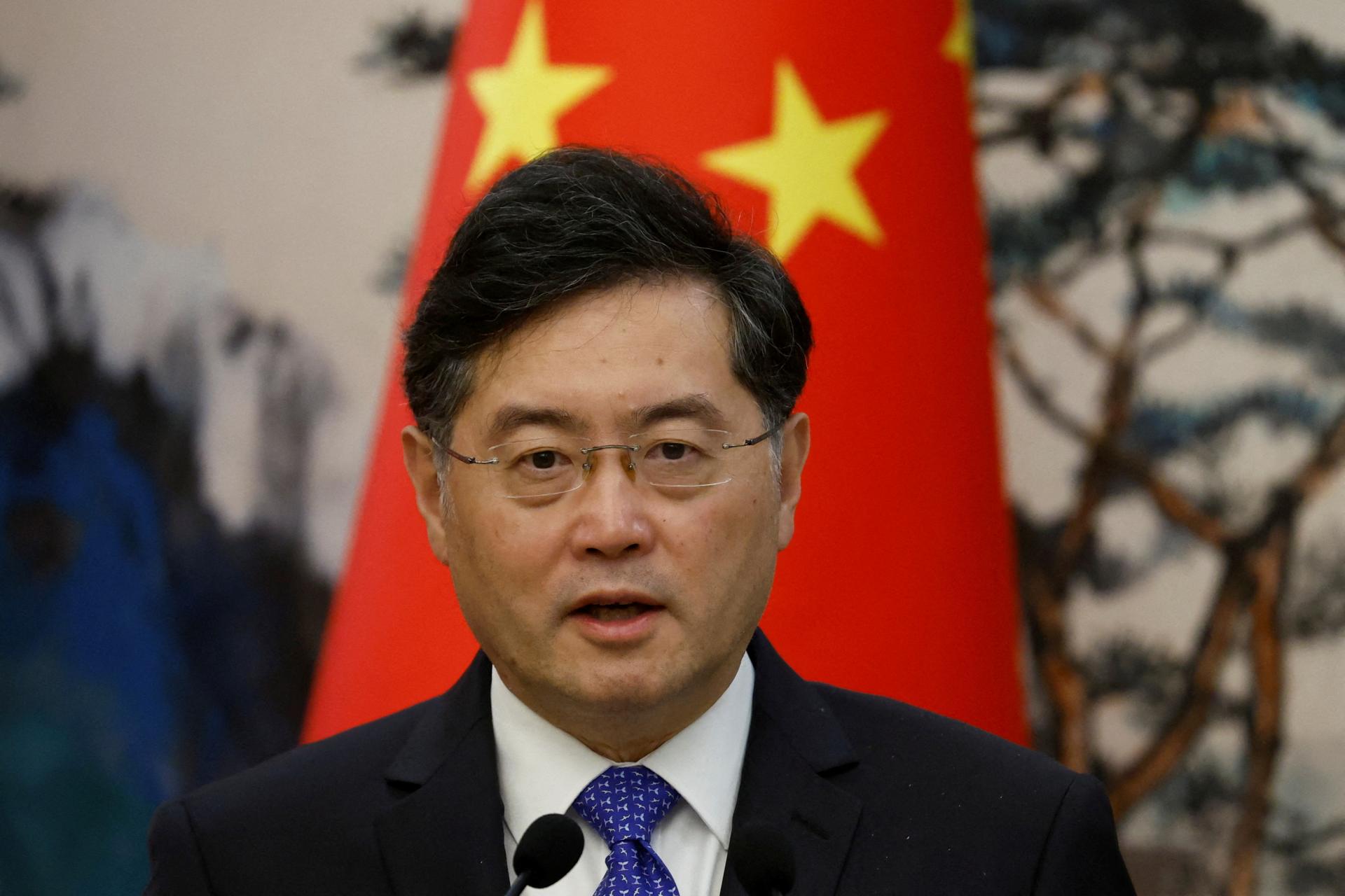 Exministra zahraničných vecí Číny Čchin Kanga vylúčili z vedenia strany, rok sa neobjavil na verejnosti