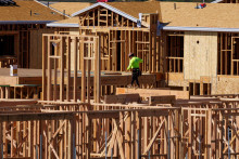 Lacné hypotéky prispeli k rozmachu bytovej výstavby v minulých rokoch. FOTO: Reuters