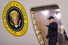 Americký prezident Joe Biden vystupuje z lietadla Air Force One na vojenskej základni v americkom Delaware. FOTO: TASR/AP