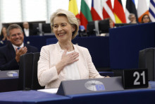 Predsedníčka Európskej komisie Ursula Von der Leyenová sa raduje po jej opätovnom zvolení, v pozadí vľavo tlieska podpredseda Európskej komisie Maroš Šefčovič. FOTO: TASR/AP