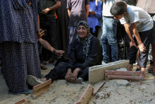 Príbuzná zosnulých v Gaze. FOTO: Reuters