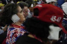 Delegáti nosia obväzy okolo ucha na znak solidarity s exprezidentom USA Donaldom Trumpom, na ktorého minulý týždeň spáchali atentát na nominačnom zjazde Republikánskej strany v americkom Milwaukee. FOTO: TASR/AP