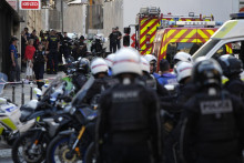 Policajti a záchranári zasahujú po útoku muža nožom v centre Paríža. FOTO: TASR/AP