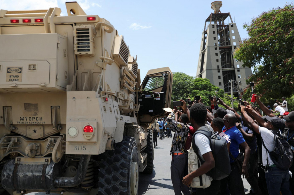 Kenskí policajti počas hliadky v rámci mierovej misie v Port-au-Prince na Haiti.  FOTO: Reuters