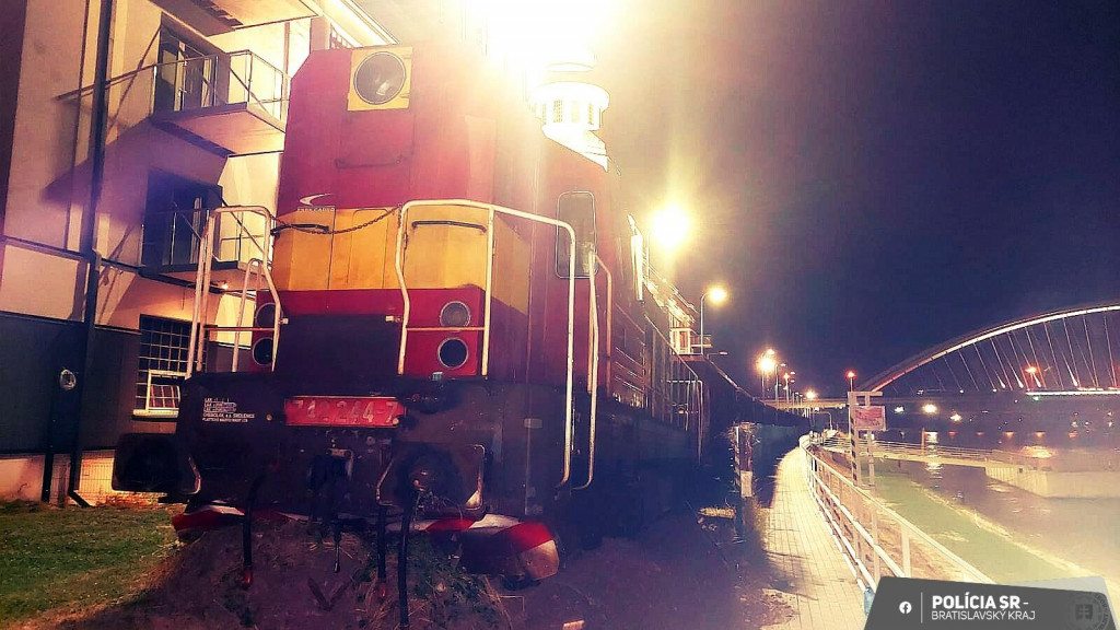 Nehoda vlaku na nábreží Dunaja.