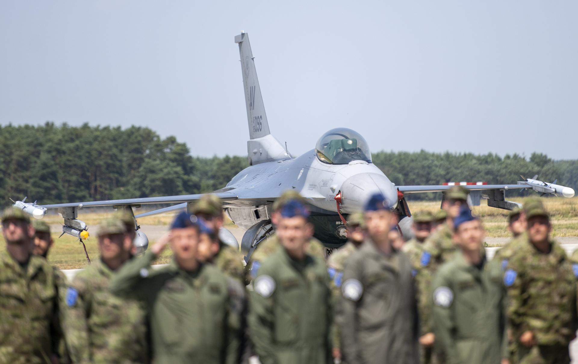 Prvé dve stíhačky F-16 priletia na Slovensko v pondelok. Prídu aj Kaliňák či Pellegrini
