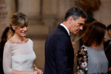 Španielsky premiér Pedro Sánchez s manželkou Begoňou Gómezovou. FOTO: REUTERS