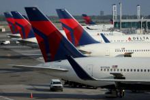 Lietadlá spoločnosti Delta Air Lines. FOTO: Reuters