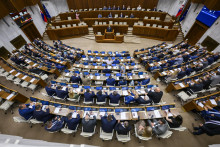 Poslanci v rokovacej sále počas mimoriadnej 16. schôdze Národnej rady Slovenskej republiky v Bratislave. FOTO: TASR/Jaroslav Novák