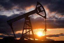 Barel americkej ľahkej ropy West Texas Intermediate s dodávkou v auguste sa v piatok predával po 82,24 amerických dolárov (75,24 eura). FOTO: Reuters